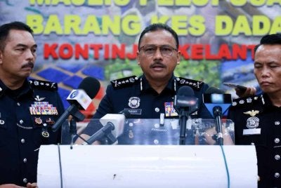 Mohd Yusoff (tengah) semasa sidang akhbar Pelupusan Barang Kes Melibatkan Dadah di IPK Kelantan pada Ahad.