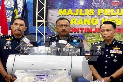 Mohd Yusoff (tengah) semasa sidang akhbar Pelupusan Barang Kes Melibatkan Dadah di IPK Kelantan, pada Ahad.
