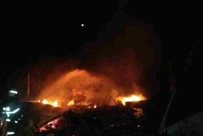 Anggota bomba memadam kebakaran sebuah rumah dalam kejadian di Kampung Parit Kerimum Darat, Parit Kerimun, Pontian. Foto JBPM Johor