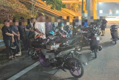 Operasi motosikal yang dijalankan Bahagian Siasatan dan Penguatkuasaan Trafik Daerah Iskandar Puteri di Lebuhraya Link Kedua awal pagi Ahad. Foto IPD Iskandar Puteri