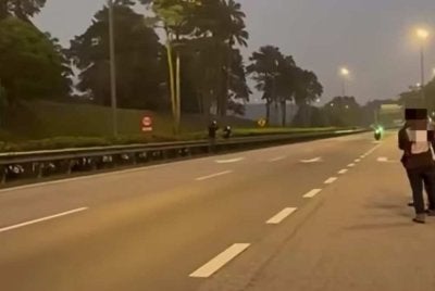 Aksi motosikal berlumba di Lebuhraya Linkedua. - Foto tular