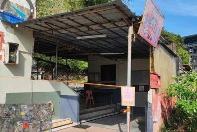 Operasi perobohan binaan berkenaan dijalankan pada jam 8.30 pagi di belakang sebuah hotel, Khamis lalu. Foto: MPNPs