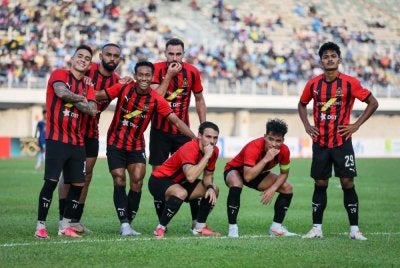 Pemain pasukan DPMM FC, Miguel Angelo Agostinho Oliveira (tiga, kanan) bersama rakan sepasukannya meraikan jaringan gol pada perlawanan Liga Super menentang Penang FC di Stadium Bandaraya, Ahad. Foto Bernama