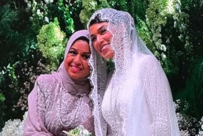 Shahrizat (kiri) bersama anak perempuannya, Izzana yang selamat diijabkabul dengan pasangannya pada Ahad. Foto: Instagram ShahrizatJalil