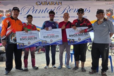 Khalid (tiga dari kanan) bersama pemenang Cabaran Memancing Pantai Remis di Kuala Selangor.