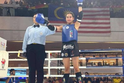 Mia diumum sebagai pemenang acara muay thai wanita kategori 42-45kg pada SUKMA Selangor 2026. Foto FB Muaythai Malaysia