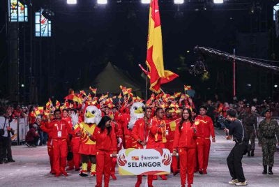 Kontinjen Selangor melangkah penuh keyakinan ketika menyertai lintasan hormat dan perarakan masuk kontinjen negeri pada Perasmian SUKMA Ke-22 dan Para SUKMA Selangor 2026 di Dataran Kemerdekaan Shah Alam pada 15 Ogos lalu. Foto fail Bernama