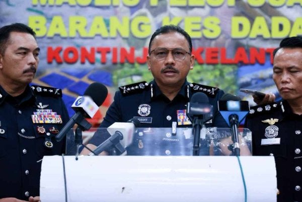 Mohd Yusoff (tengah) semasa sidang akhbar Pelupusan Barang Kes Melibatkan Dadah di IPK Kelantan pada Ahad.