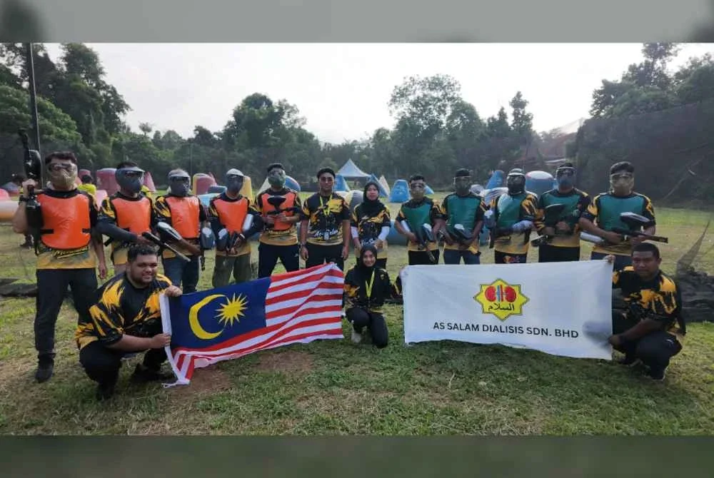 Kakitangan As Salam Dialisis yang meraikan petugas KKM melalui sukan paintball. Foto As Salam Dialisis