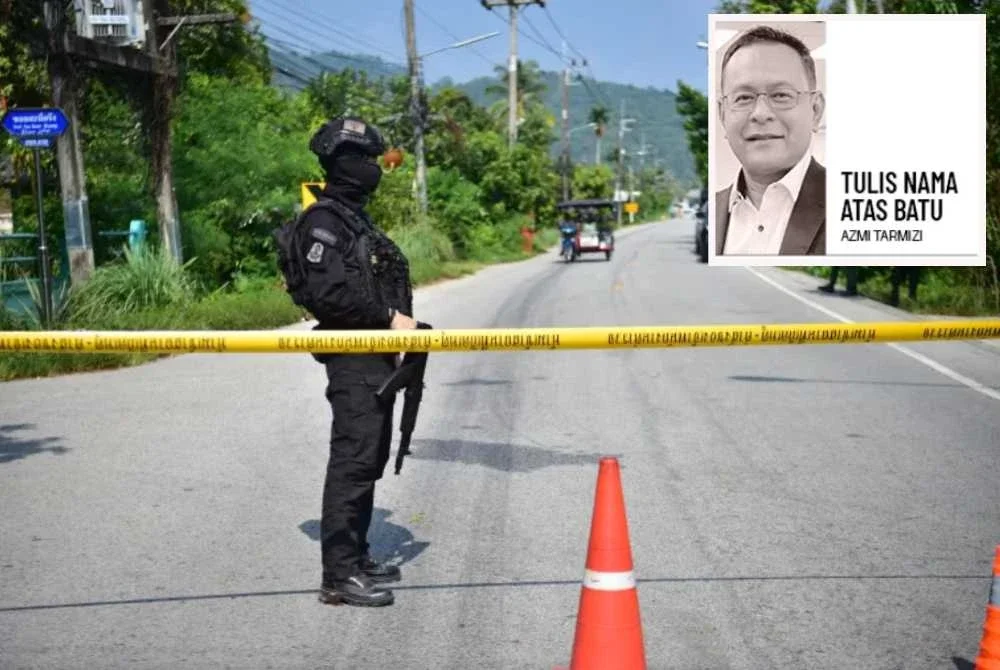 Tentera Thailand mengawal sebuah sekatan jalan raya di daerah Cho Airong, susulan puluhan serangan menggunakan bahan mudah terbakar yang dilakukan secara terancang di kawasan selatan Thailand. Foto AFP