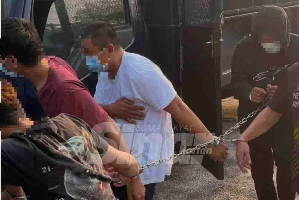 Sebelum itu, mereka tiba di Mahkamah Majistret Kulai menaiki trak polis jam 8.30 pagi.