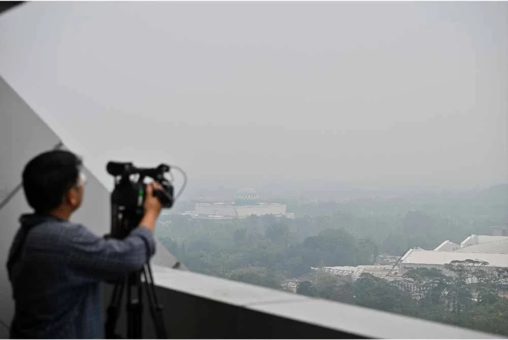 Tinjauan di sekitar Kuching mendapati bandar raya tersebut diselubungi jerebu dengan bacaan IPU 176 - Foto: Bernama