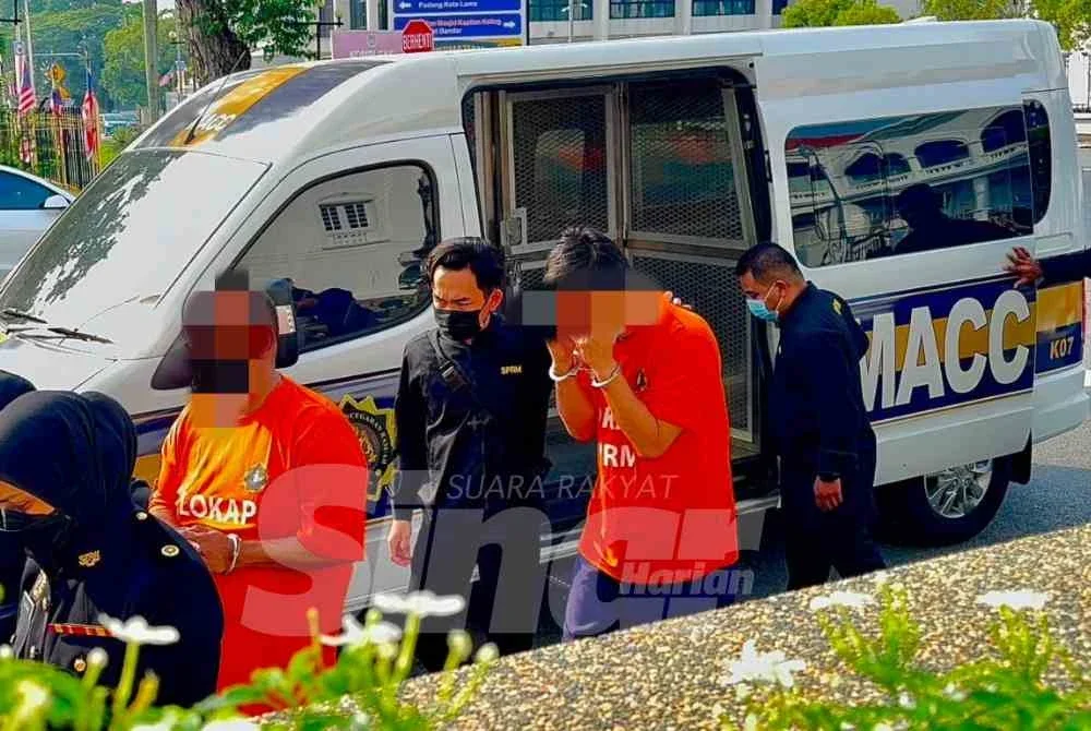 Kedua-dua individu berkenaan yang bergelar Datuk merupakan pengerusi agensi kerajaan serta pengarah sebuah syarikat.