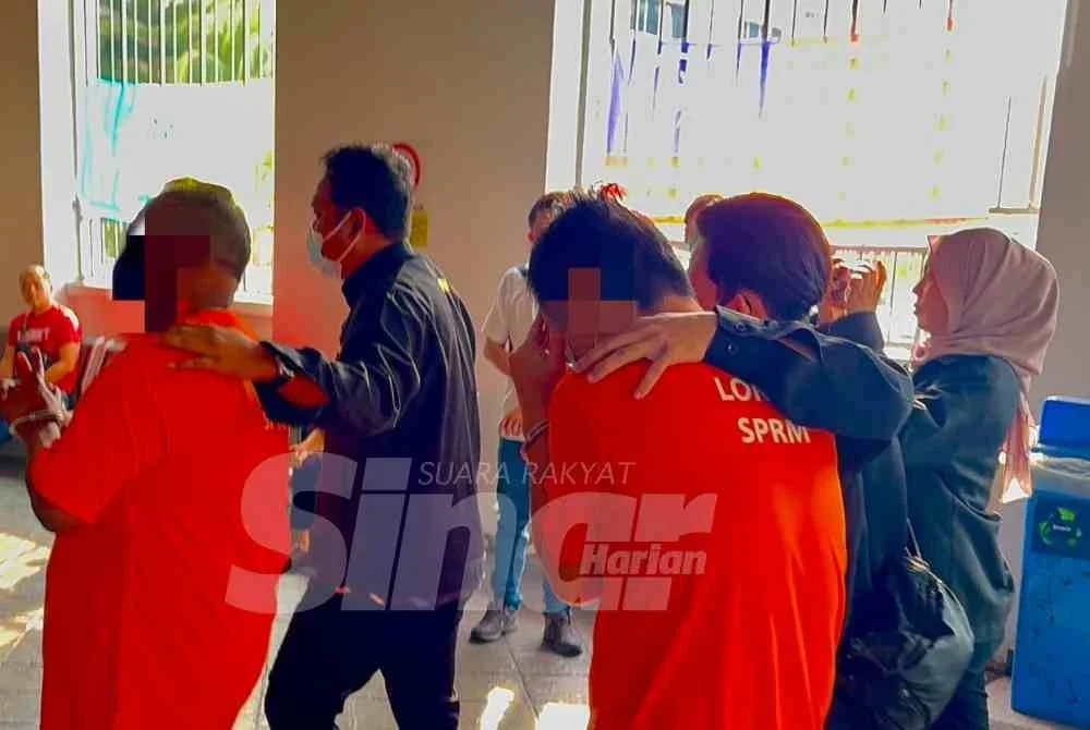 Kedua-dua individu bergelar Datuk dibawa ke Mahkamah George Town untuk perintah sambung reman pada Isnin.