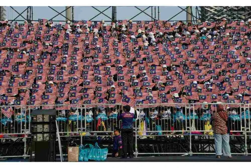 Para pelajar membuat persembahan dalam segmen Human Graphic pada sesi latihan sempena Sambutan Hari Kebangsaan 2026 di Dataran Putrajaya hari ini. - Foto: Bernama