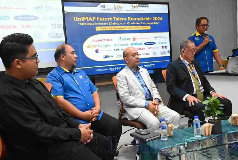 Zaliman dan Chin Kong (kanan) dalam perasmian program meja bulat.