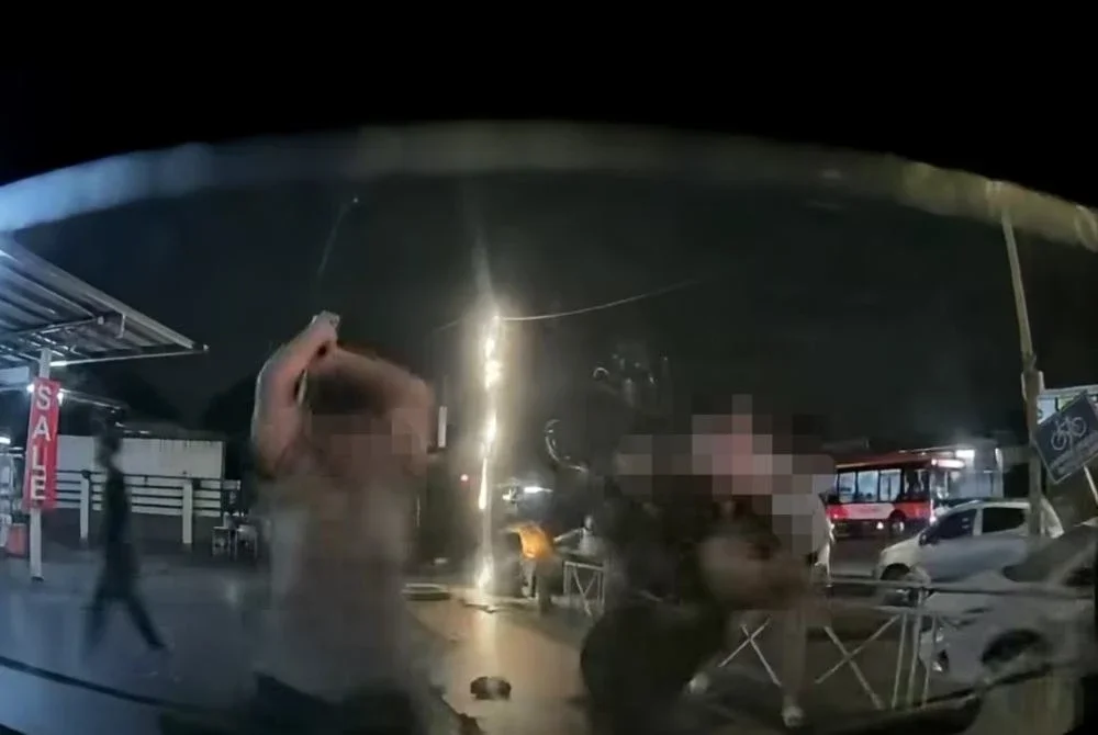 Tangkap layar rakaman kamera papan pemuka yang tular memaparkan insiden rusuhan di sebuah kedai makan di Pandamaran, Klang pada Sabtu lalu.