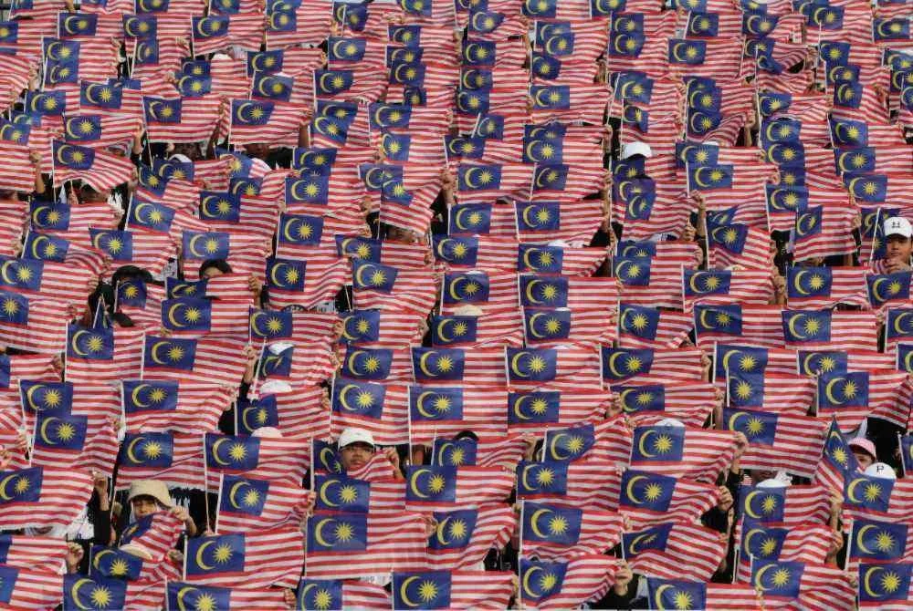 PUTRAJAYA - Para pelajar membuat persembahan dalam segmen Human Graphic pada sesi latihan sempena Sambutan Hari Kebangsaan 2026 di Dataran Putrajaya hari ini.
Seramai 1,500 para pelajar terlibat dalam segmen tersebut. - Foto: Bernama