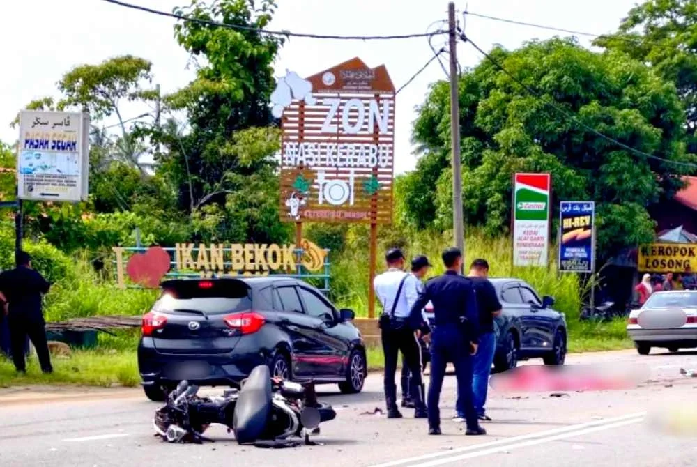 Keadaan motosikal pasangan suami isteri yang terlibat dalam kemalangan selepas dipercayai bertembung dengan sebuah lori di Kampung Paya Lada, Ketereh, Kota Bharu pada Isnin. FOTO: Tular