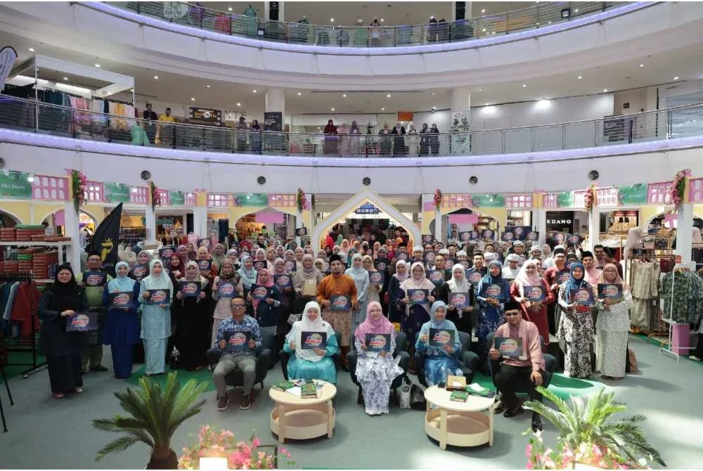 Sebahagian peserta yang menyertai World QuranHour di SACC Mall.