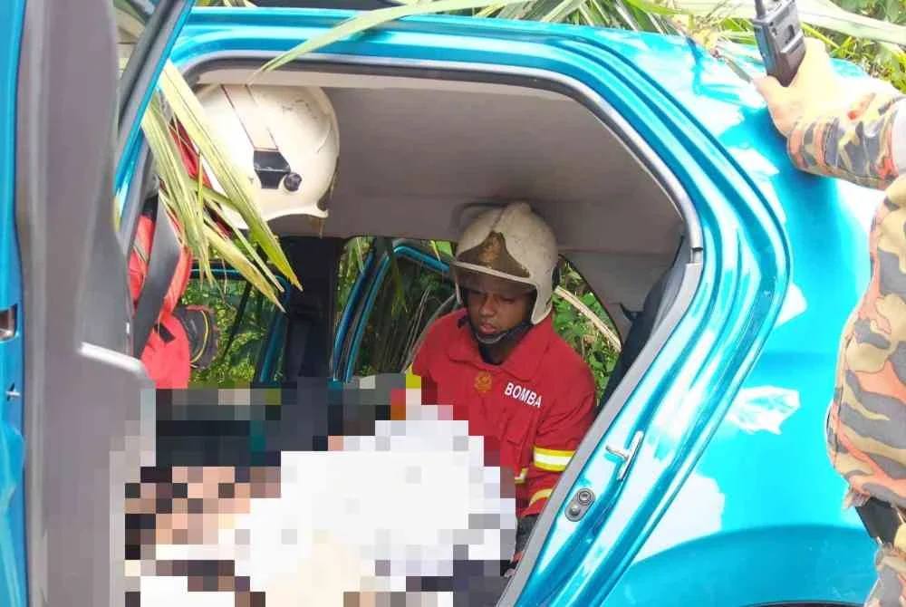 Dalam kejadian kira-kira jam 11.16 pagi itu Che Rokiah Che Idris, 73, yang tersepit meninggal dunia di lokasi kejadian.