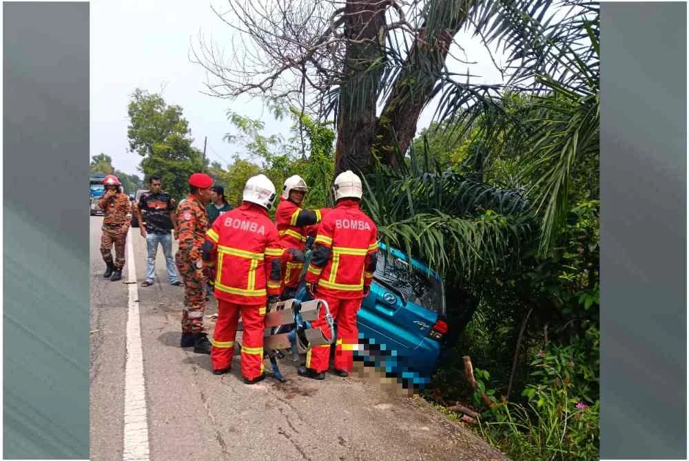 Warga emas itu berjaya dikeluarkan oleh anggota bomba sebelum diserahkan kepada pihak polis di lokasi kejadian.