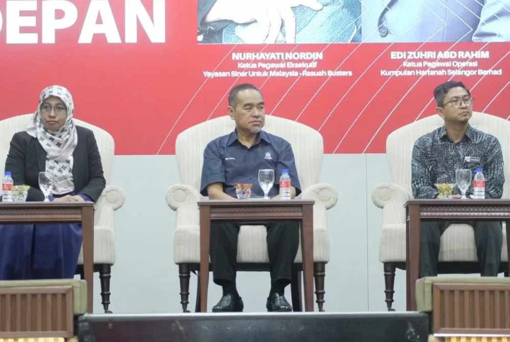 Edi Zuhri (tengah) bersama Nurhayati (kiri) dan Mohd Khairul Mu’adzim ketika Program Misi Integriti: Membentuk sahsiah, memperkasa masa depan di Dewan Al-Jazari PSA, Shah Alam pada Khamis.