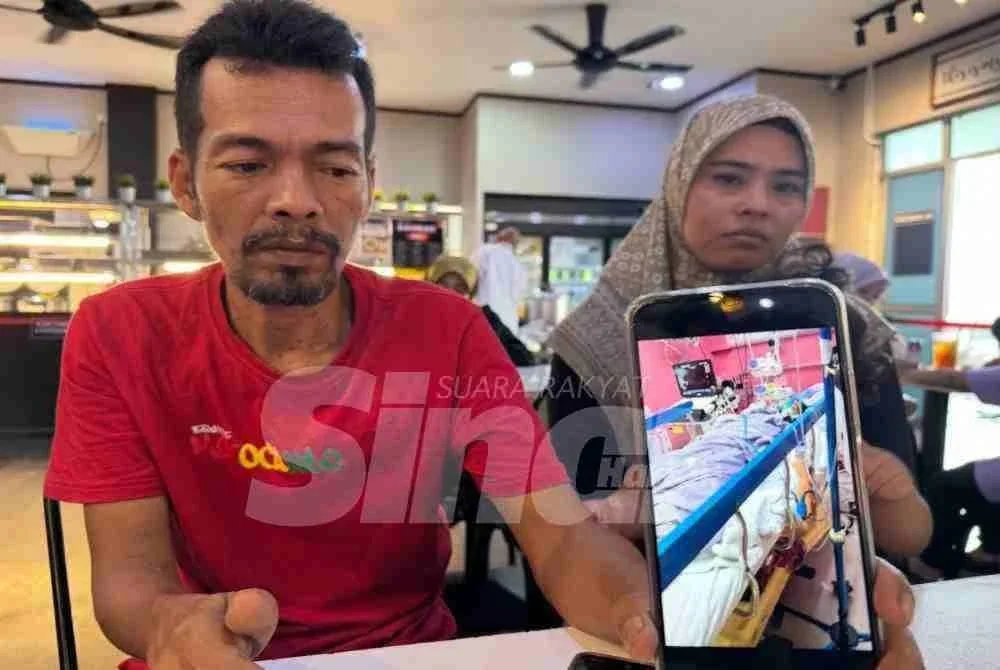 Ibu bapa mangsa menunjukkan gambar anak mereka yang masih dirawat akibat kemalangan langgar pokok tumbang.
FOTO: ADILA SHARINNI WAHID