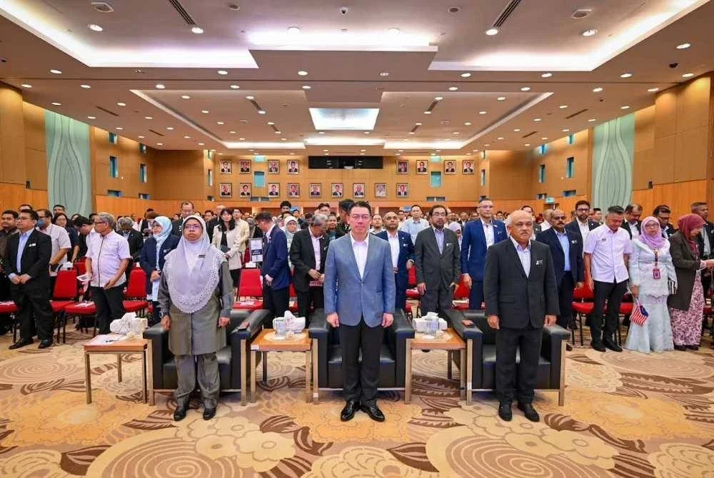 Kor Ming (tengah) bersama 350 pemegang taruh KPKT pada sesi libat urus.