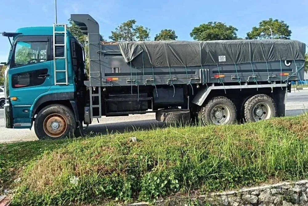 Antara lori bawa muatan batu yang ditahan. FOTO: FB JPJ Pahang
