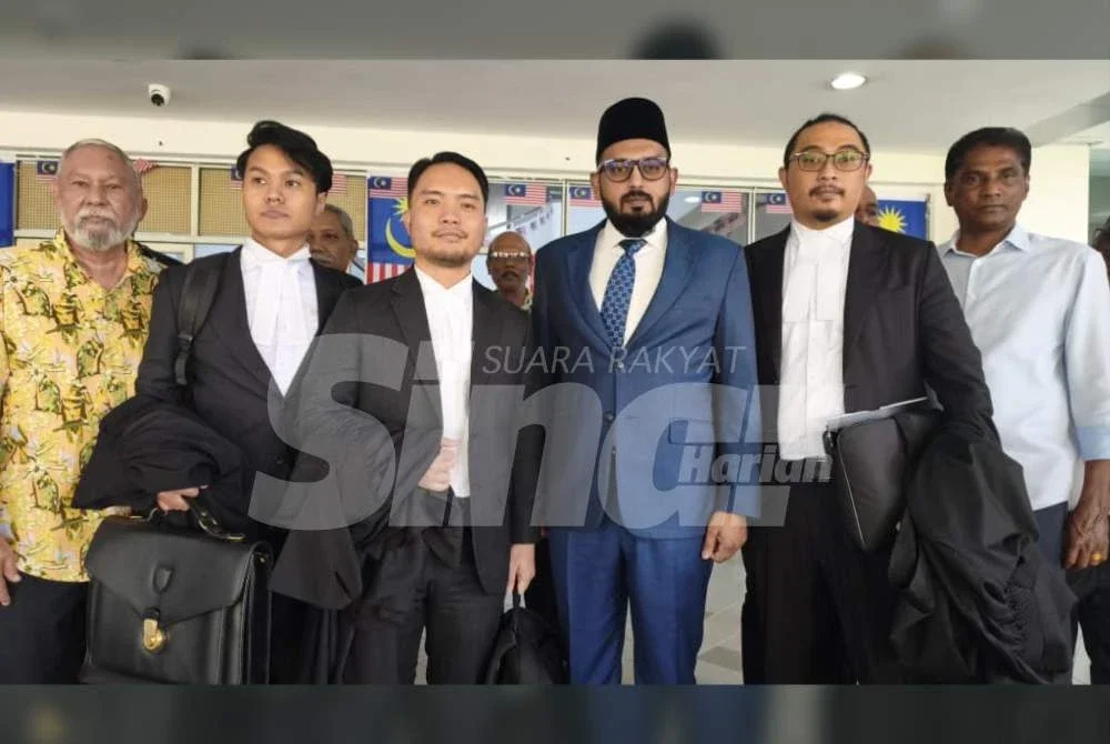 Syed Imran (tiga dari kanan) dan barisan peguamnya hadir ke Mahkamah Sesyen Shah Alam pada Isnin. Foto: NOOR AZLIDA ALIMIN.