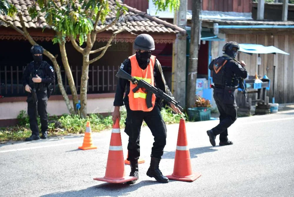 Askar berkawal di sebuah sekatan jalan raya di daerah Cho Airong, Narathiwat susulan insiden khianat di wilayah berkenaan. Foto: AFP