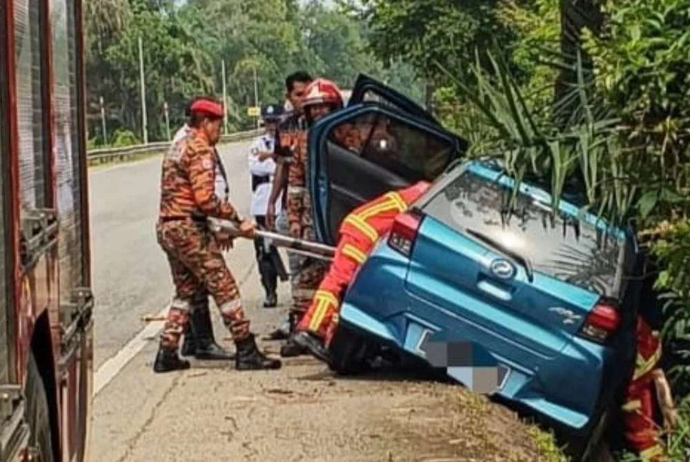 Siasatan awal mendapati kereta terbabit dipercayai terbabas sendiri sebelum merempuh pokok di bahu jalan.