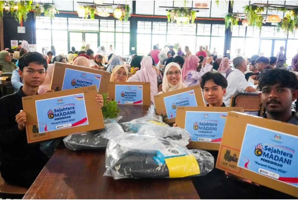 Antara pelajar cemerlang SPM,STPM 2025 penerima Serahan Peranti Siswa dan Sijil SSPN Prime kepada Pelajar Cemerlang SPM 2025 Peringkat Negeri Pahang 2026 di sini pada Isnin. Foto FB AHMAD FARHAN