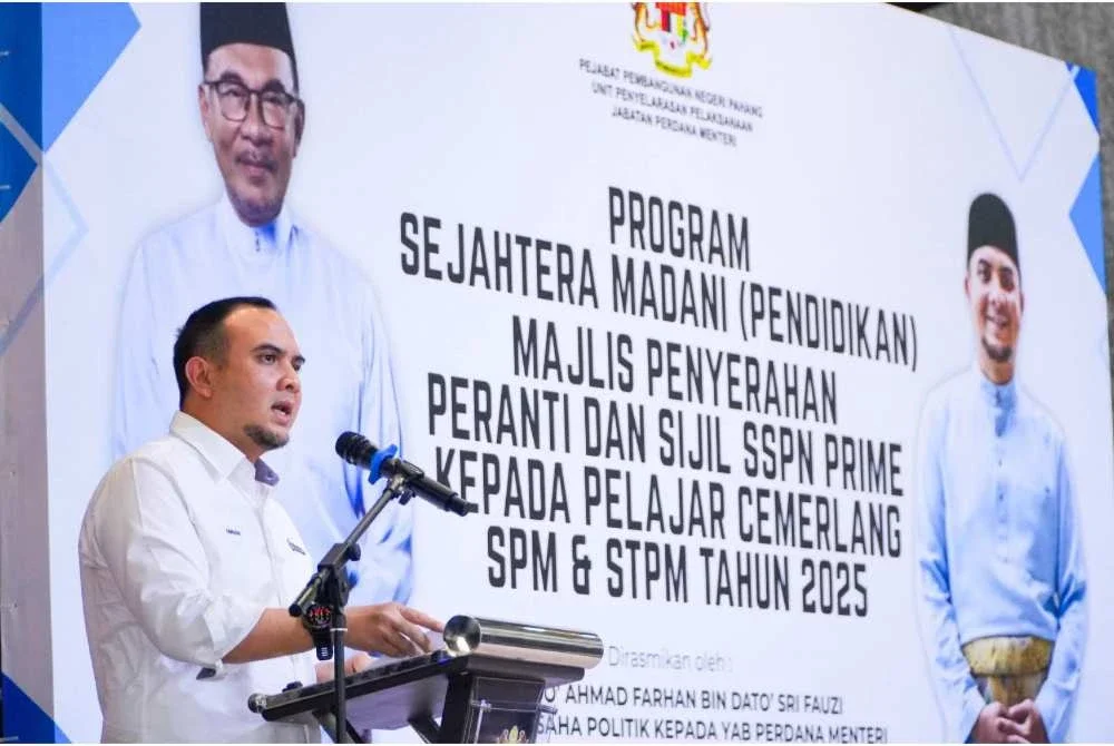 Ahmad Farhan menyampaikan ucapan sempena Program Sejahtera Madani (Pendidikan): Majlis Serahan Peranti Siswa dan Sijil SSPN Prime kepada Pelajar Cemerlang SPM 2025 Peringkat Negeri Pahang 2026 di sini pada Isnin. Foto FB AHMAD FARHAN