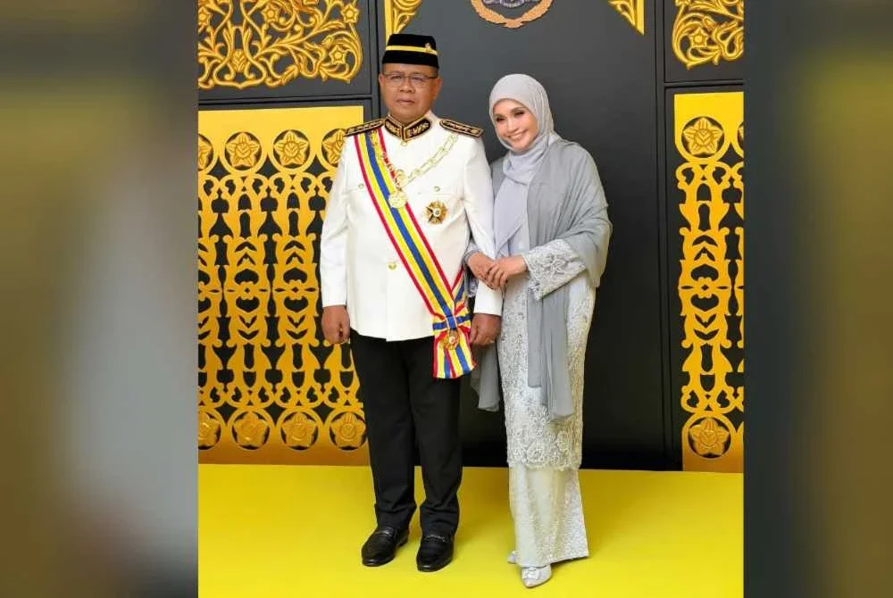 Mohd Sumali (kiri) dikurniakan Darjah Cemerlang Seri Melaka yang membawa gelaran Datuk Wira. Foto: FB Mohd Sumali