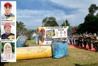 Peserta menembak belon sebagai gimik perasmian.
