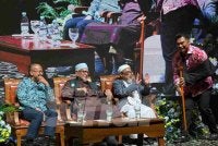 Muhamad Muqharabbin (kanan) menerima tongkat Abdul Hadi yang dibida dengan harga RM16,500.
