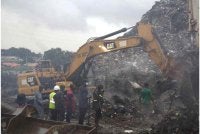 Anggota penyelamat mencari mangsa di celah timbunan sampah selepas runtuh di tapak pelupusan sampah terbesar di Conakry, Guinea pada Ahad. - Foto: Agensi
