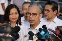 Fahmi Fadzil bersama Nie Ching (kiri) ketika sidang akhbar pada Sesi Penyerahan Sumbangan Penajaan oleh Rakan Strategik kepada Peserta Human Grafic sempena Sambutan Hari Kebangsaan 2026 di Dataran Putrajaya hari ini. - Foto: Bernama