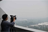 Tinjauan di sekitar Kuching mendapati bandar raya tersebut diselubungi jerebu dengan bacaan IPU 176 - Foto: Bernama