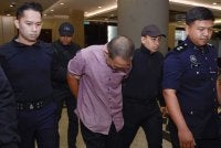 Kam Tong mengaku tidak bersalah di Mahkamah Sesyen di sini hari ini, atas pertuduhan cuba membunuh seorang wanita warga emas dengan membakarnya menggunakan petrol, sehingga mengakibatkan kecederaan serius awal bulan ini. - Foto: Bernama
