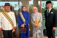 Penyanyi terkenal, Ziana Zain kini bergelar Datuk selepas menerima Darjah Pangkuan Seri Melaka (D.P.S.M.) sempena sambutan Hari Jadi Yang di-Pertua Negeri Melaka ke-77, Tun Mohd Ali Mohd Rustam.