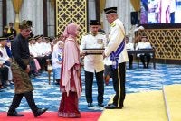 Yang Dipertua Negeri Melaka Tun Mohd Ali Rustam (kanan) mengurniakan Darjah Gemilang Seri Melaka (D.G.S.M) yang membawa gelaran Datuk Seri kepada Menteri Pendidikan Datuk Seri Fadhlina Sidek pada Istiadat Penganugerahan Darjah, Tauliah, Bintang dan Pingat Kebesaran bersempena dengan Hari Jadi ke-77 Yang Dipertua Negeri Melaka di Balai Istiadat Seri Negeri dekat Ayer Keroh hari ini.Foto Bernama