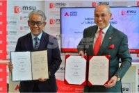 Presiden dan Ketua Pegawai Eksekutif Kumpulan Agrobank Datuk Tengku Ahmad Badli Shah Raja Hussin (kiri) bersama Presiden Management & Science University (MSU) Prof Tan Sri Dr Mohd Shukri Ab Yajid (kanan) bergambar selepas Majlis Pemeteraian Kerjasama Strategik Agrobank dan MSU di Seksyen 13 Shah Alam hari ini. FOTO SINAR HARIAN/ ASRIL ASWANDI SHUKOR.