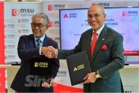  Presiden dan Ketua Pegawai Eksekutif Kumpulan Agrobank Datuk Tengku Ahmad Badli Shah Raja Hussin (kiri) bersama Presiden Management & Science University (MSU) Prof Tan Sri Dr Mohd Shukri Ab Yajid (kanan) bergambar selepas Majlis Pemeteraian Kerjasama Strategik Agrobank dan MSU di Seksyen 13 Shah Alam hari ini. FOTO SINAR HARIAN/ ASRIL ASWANDI SHUKOR.