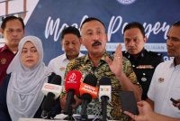 Ruslin (tengah) ketika sidang media selepas menyempurnakan Majlis Penyerahan Projek Kerja-Kerja Pengubahsuaian Pejabat AADK Hulu Terengganu pada Ahad. 