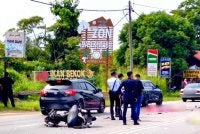 Keadaan motosikal pasangan suami isteri yang terlibat dalam kemalangan selepas dipercayai bertembung dengan sebuah lori di Kampung Paya Lada, Ketereh, Kota Bharu pada Isnin. FOTO: Tular