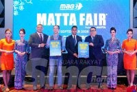 Nigel (empat dari kiri) dan Dersenish (empat dari kanan) pada Majlis Pengumuman Rakan Penerbangan Rasmi dan Penaja Premier MATTA Fair September 2026 di MITEC pada Isnin. FOTO: MOHD HALIM ABDUL WAHID