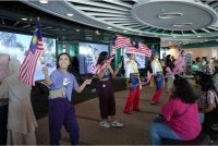 Pengunjung boleh menyaksikan persembahan tarian tradisional yang meraikan kekayaan warisan budaya Malaysia di tingkat 83 Menara Berkembar Petronas.